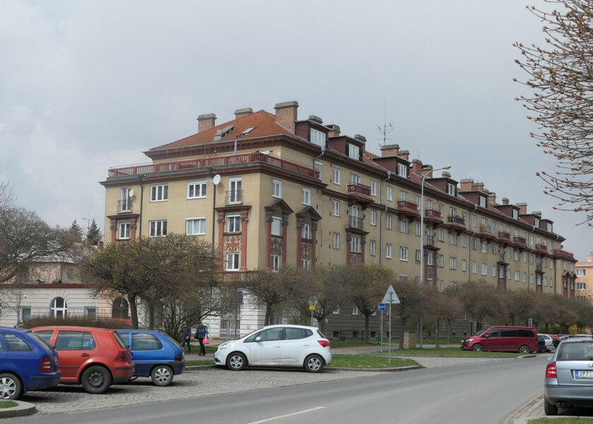 Plzeň-Slovany, Francouzská třída čp. 1862/16-1865/22, pohled od jihovýchodu (foto Lenka Lišková, 2021)